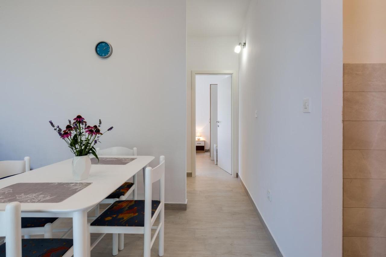Family Friendly Seaside Apartments Kozino, Zadar - 5756 Petrcane Esterno foto